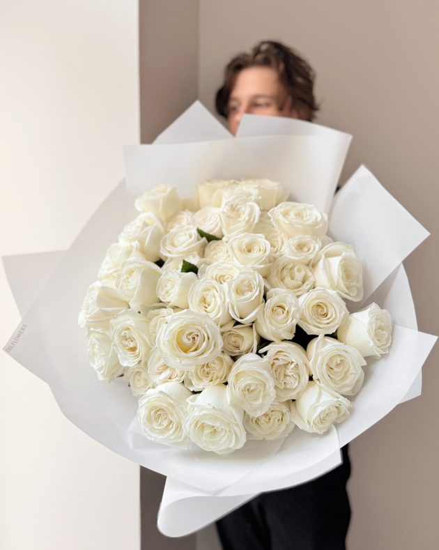 51-white-roses-coolflowers