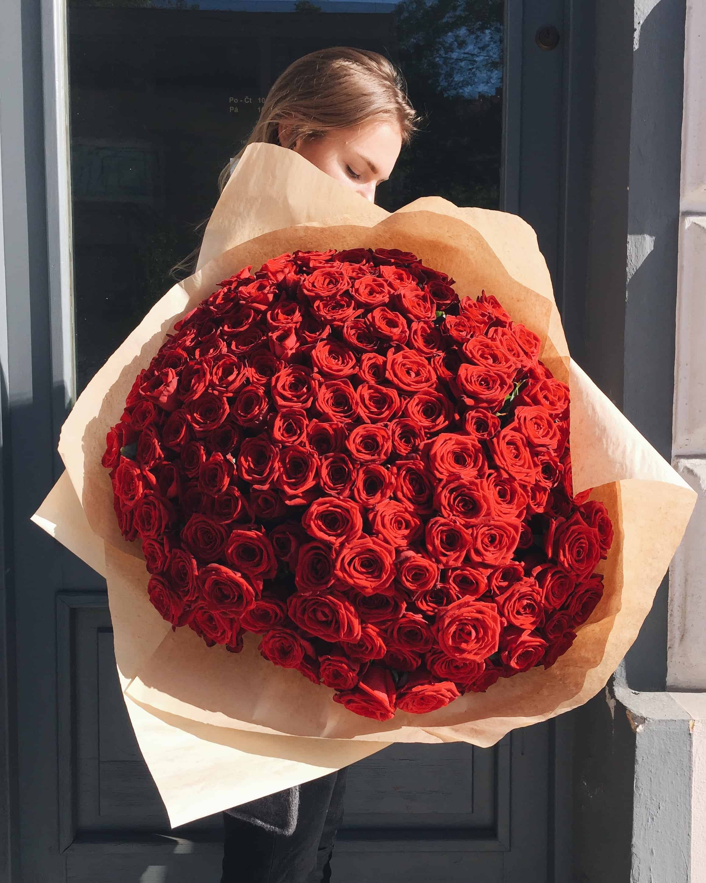 Купить розы в ижевске. Букет красных роз. Красивые большие букеты. Букет роз огромный.