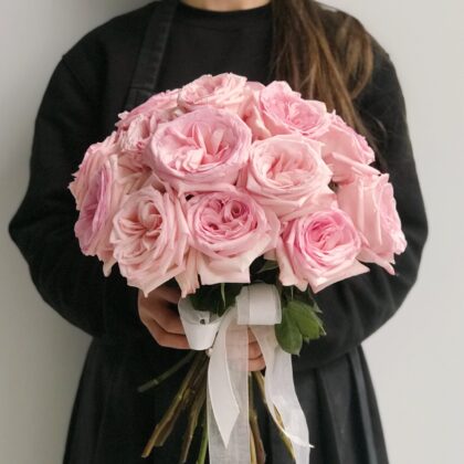 fragrant roses pink by Coolflowers flower delivery in Prague