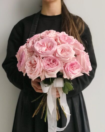 fragrant roses pink by Coolflowers flower delivery in Prague