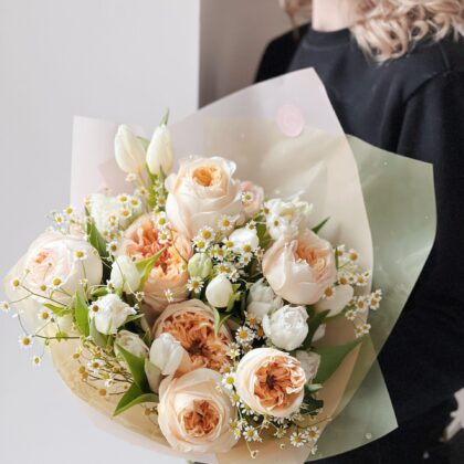 Bouquet Crème de la Rose by Coolflowers flower delivery in Prague