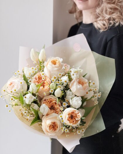 Bouquet Crème de la Rose by Coolflowers flower delivery in Prague