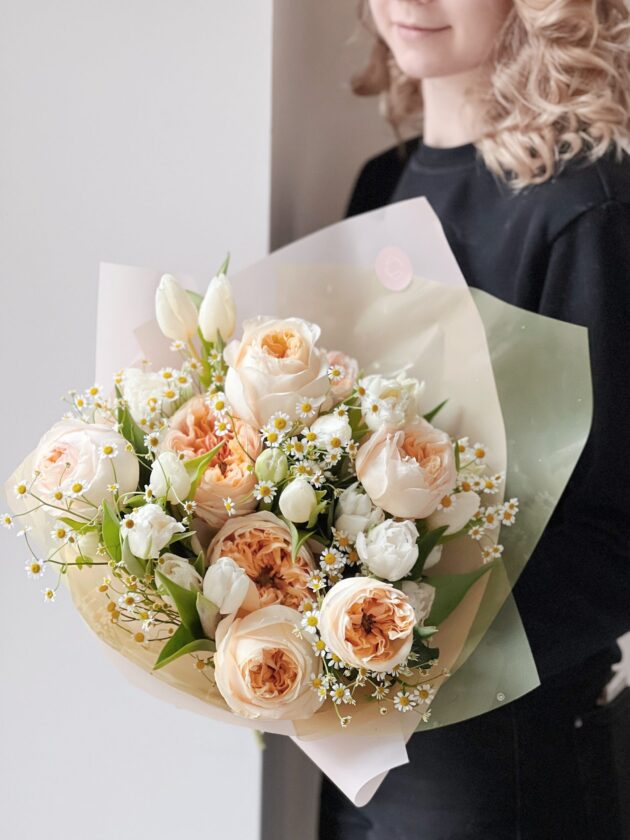 Bouquet Crème de la Rose by Coolflowers flower delivery in Prague