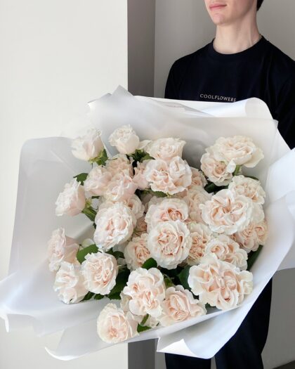 Garden roses Cotton by Coolflowers flower delivery in Prague