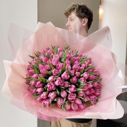 Tulips: Pink by Coolflowers flower delivery in Prague