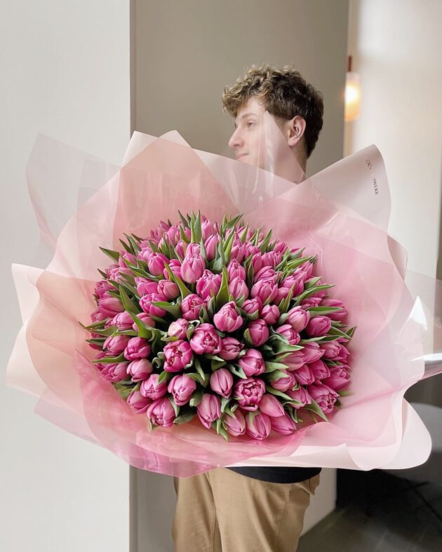 Tulips: Pink by Coolflowers flower delivery in Prague