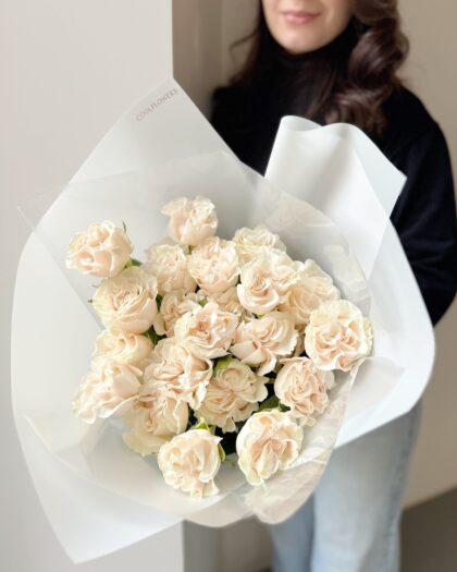 Garden roses Cotton by Coolflowers flower delivery in Prague