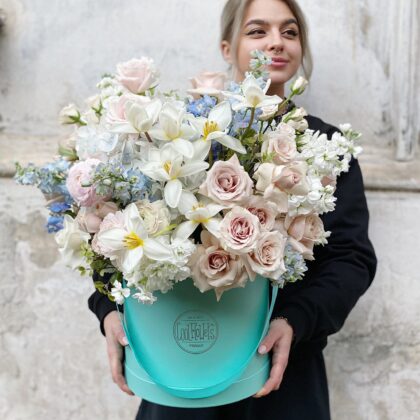 Flower box MAXI Classic bouquet by Coolflowers flower delivery in Prague