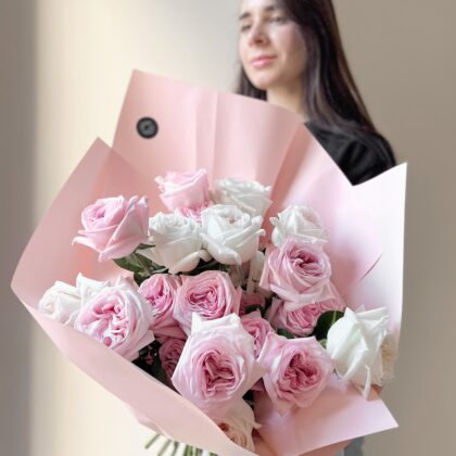 Fragrant roses: Mix by Coolflowers flower delivery in Prague