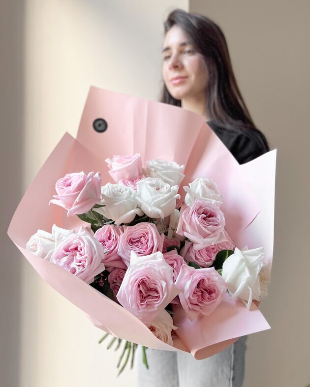 Fragrant roses: Mix by Coolflowers flower delivery in Prague