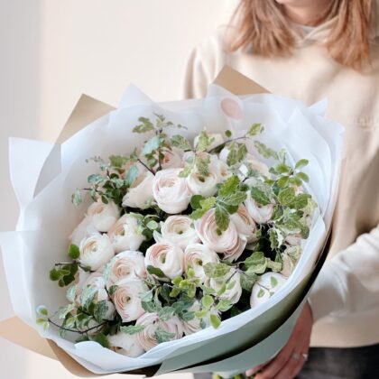 Ranunculus+greens by Coolflowers flower delivery in Prague