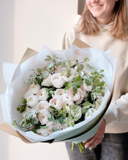 Ranunculus+greens by Coolflowers flower delivery in Prague