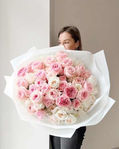 Fragrant roses: 101 Mix by Coolflowers flower delivery in Prague