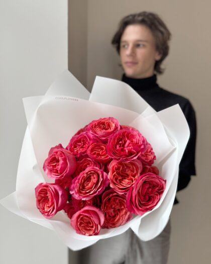 Garden roses: Scarlet by Coolflowers flower delivery in Prague