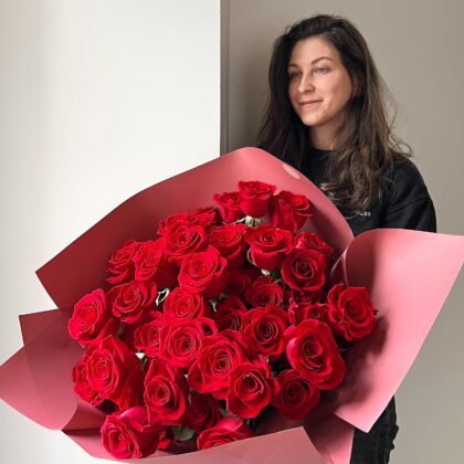 Red roses 51 pc 50 cm by Coolflowers flower delivery in Prague