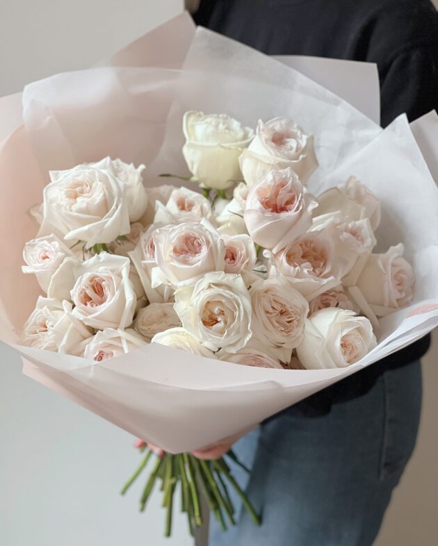 Fragrant roses Cream by Coolflowers flower delivery in Prague