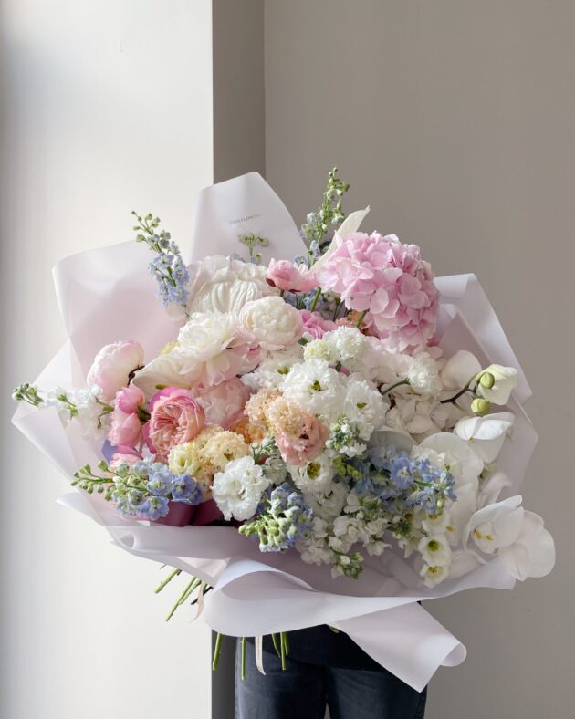 Art bouquet 2XL by coolflowers flower delivery in Prague