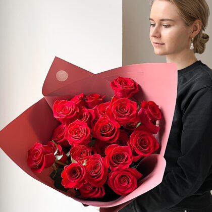 Roses 50 cm: red by Coolflowers flower delivery in Prague