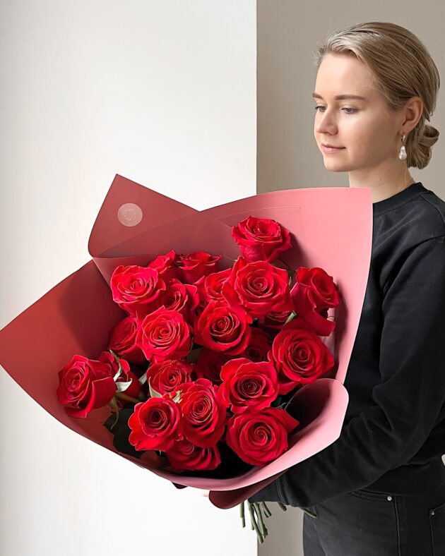 Roses 50 cm: red by Coolflowers flower delivery in Prague