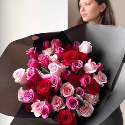 berry mix 51 pc by Coolflowers flower delivery in Prague