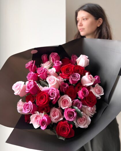 berry mix 51 pc by Coolflowers flower delivery in Prague