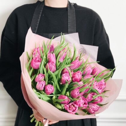 Tulips: 35 pc by Coolflowers flower delivery in Prague