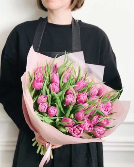 Tulips: 35 pc by Coolflowers flower delivery in Prague