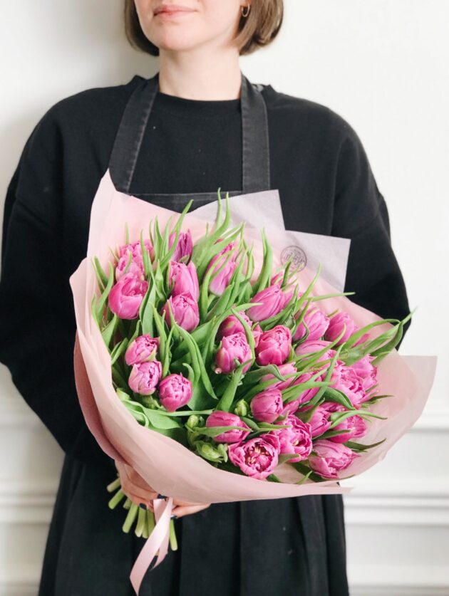 Tulips: 35 pc by Coolflowers flower delivery in Prague