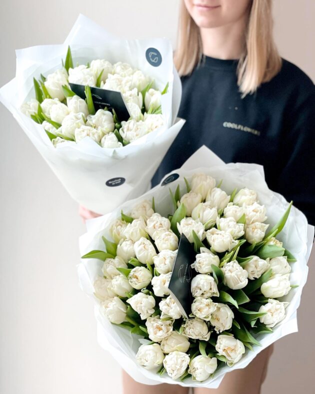 Tulips: White by Coolflowers flower delivery in Prague