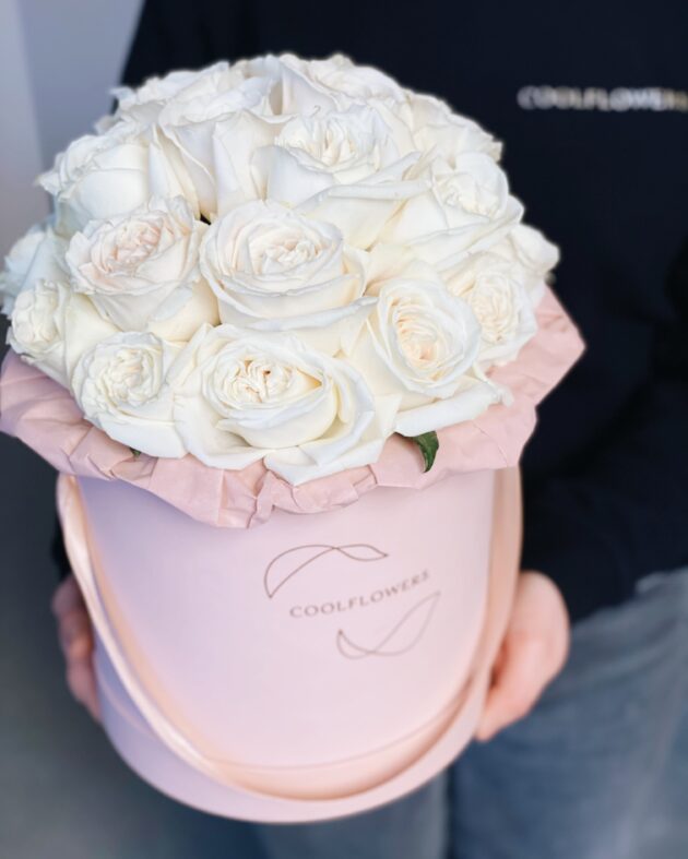 flower box grand white roses by Coolflowers flower delivery in Prague