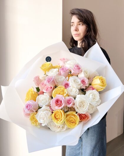 jarní mix růží 50 cm od Coolflowers rozvoz květin po Praze