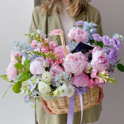 flower basket L by Coolflowers flower delivery in Prague