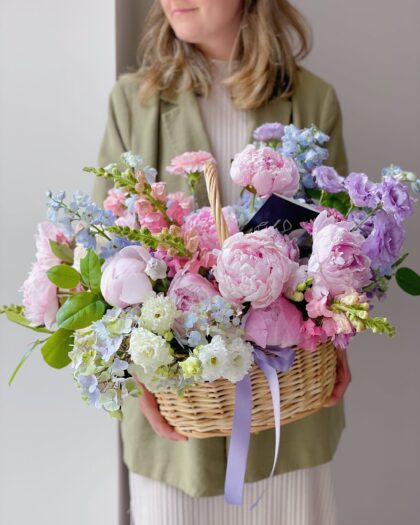 flower basket L by Coolflowers flower delivery in Prague