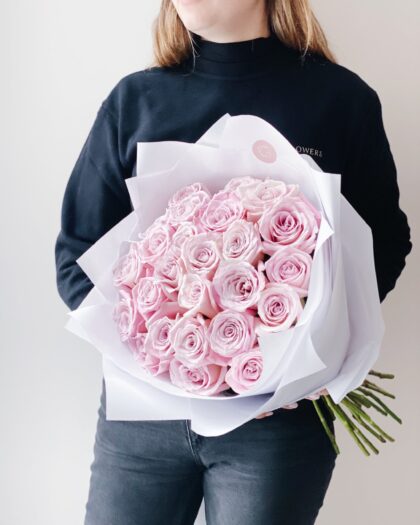 Faith roses 50 cm by Coolflowers flower delivery in Prague