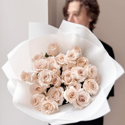 Roses 50 cm: Beige by Coolflowers flower delivery in Prague