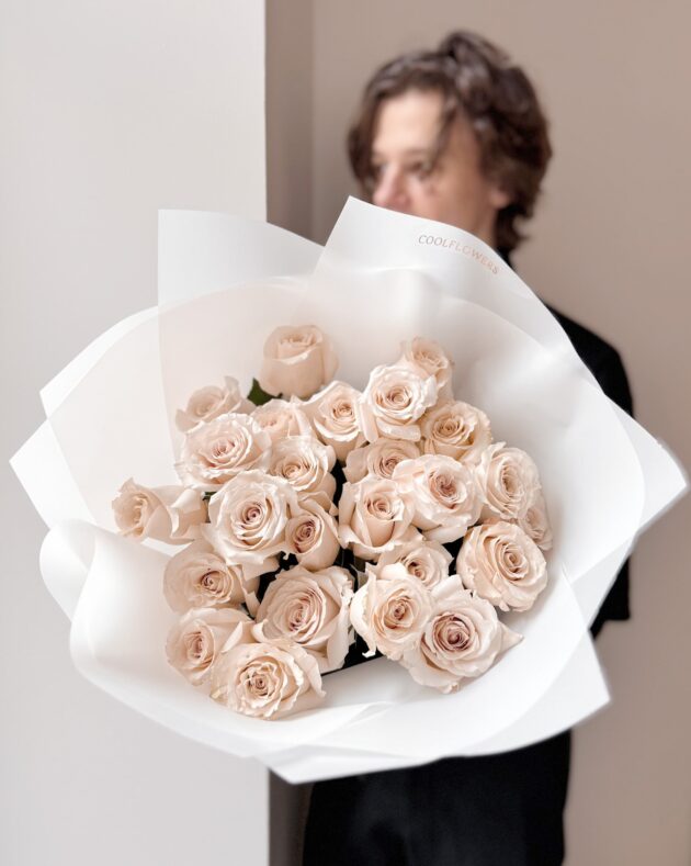 Roses 50 cm: Beige by Coolflowers flower delivery in Prague