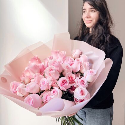 Roses 50 cm: 51 Pink by Coolflowers flower delivery in Prague