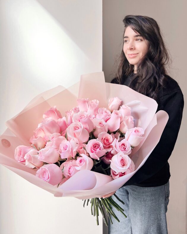 Roses 50 cm: 51 Pink by Coolflowers flower delivery in Prague