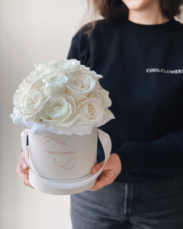 Цветочная коробка с мини-розами цвета слоновой кости от Coolflowers доставка цветов в Праге