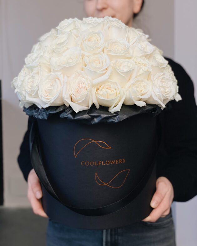 flower box maxi white roses by Coolflowers flower delivery in Prague