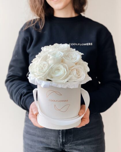 flower box mini ivory roses by Coolflowers flower delivery in Prague