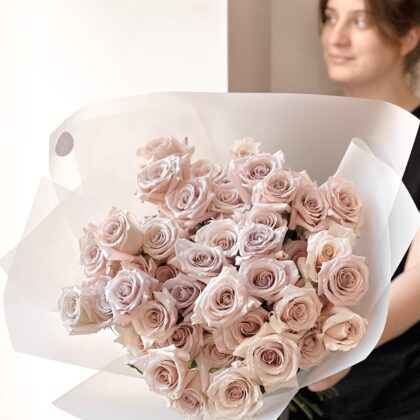 Roses 50 cm: 51 Beige by Coolflowers flower delivery in Prague