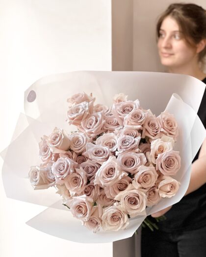 Roses 50 cm: 51 Beige by Coolflowers flower delivery in Prague