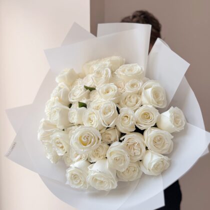 51 ivory roses by Coolflowers flower delivery in Prague