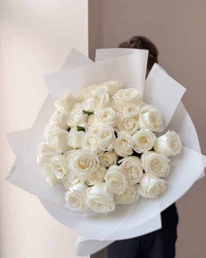 51 ivory roses by Coolflowers flower delivery in Prague