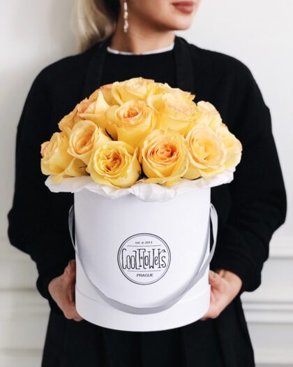 flower box grand yellow roses by Coolflowers flower delivery in Prague