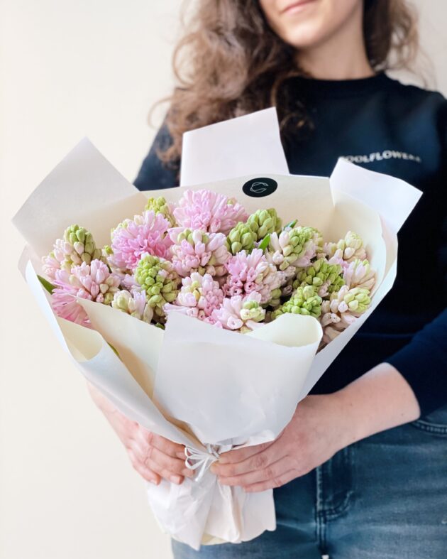 pink hyacinths 25 pc by Coolflowers flower delivery in Prague