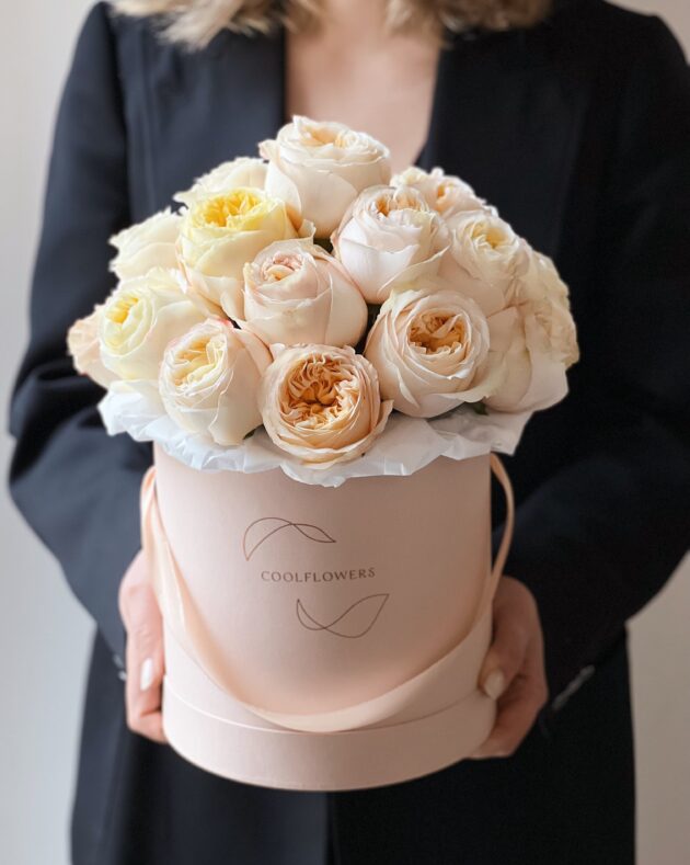 květinový box grand caramel roses by Coolflowers rozvoz květin po Praze