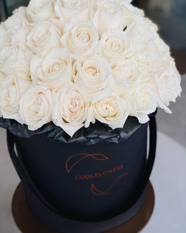 flower box maxi white roses by Coolflowers flower delivery in Prague