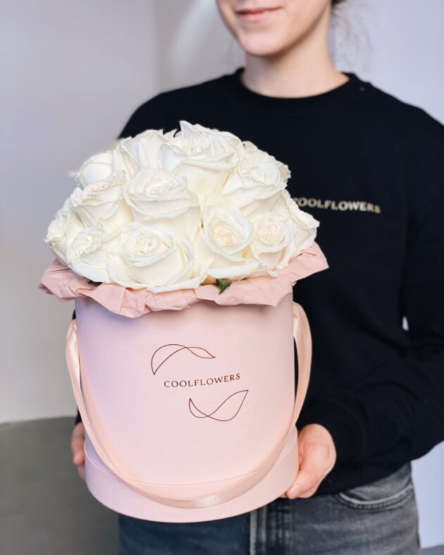 flower box grand white roses by Coolflowers flower delivery in Prague